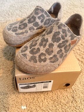 Taos Footwear Kids Leopard Wool Slip-Ons in Brown and Gray